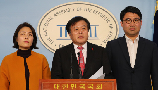 한국당 총선기획단 총괄팀장인 이진복 의원(가운데)과 전희경 의원(왼쪽)이 11일 국회 정론관에서 공천 부적격 판단 기준을 설명하고 있다. 연합뉴스
